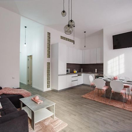 Stunning, Newly Renovated Central Apartment Орадя Екстер'єр фото