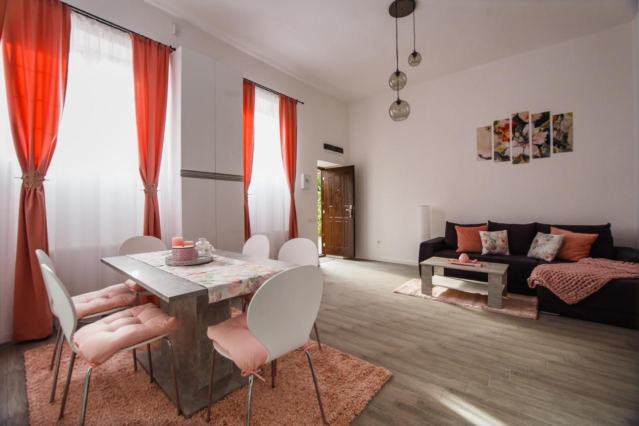 Stunning, Newly Renovated Central Apartment Орадя Екстер'єр фото