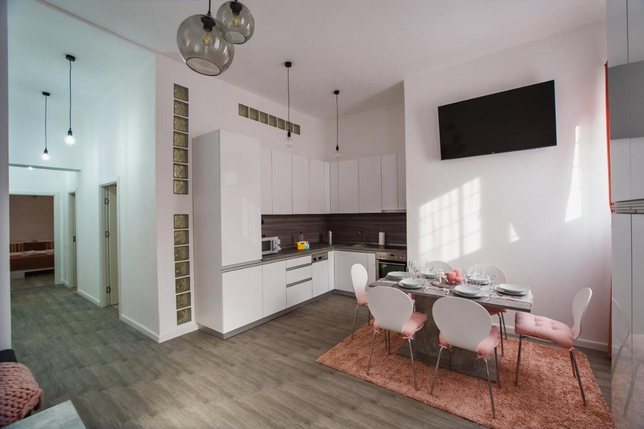 Stunning, Newly Renovated Central Apartment Орадя Екстер'єр фото